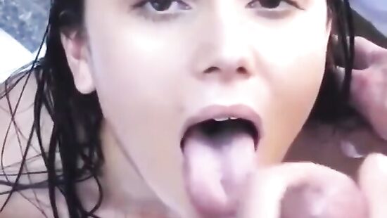 Чуть не ускользнула от камшота