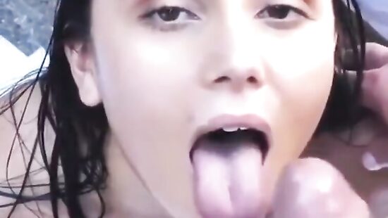 Чуть не ускользнула от камшота