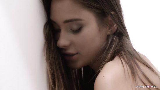 Frisky bimbos go lesbian without getting tired