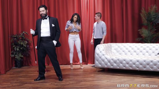 Luna Star provides banging services on the stage