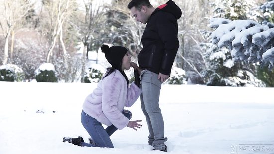 Chick warms up her lover with a blowjob in winter