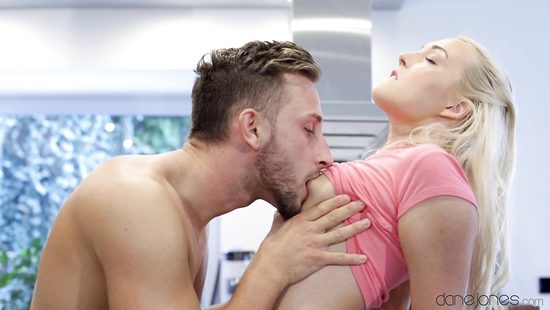 Couple fuck without limits on the kitchen counter