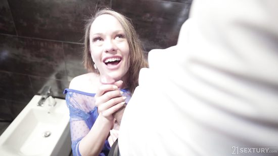 Club bitch gets banged rough in the toilet