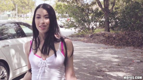 Fuckboy picks up a girl and fucks her in the car