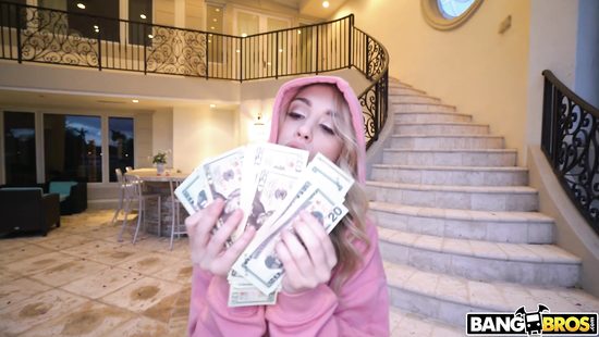 Secutiry guy fucks a slut for some bucks